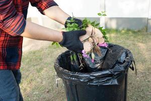 mulher asiática limpa e coleta de lixo seco deixa lixo no parque, reciclar, proteção do meio ambiente. equipe com projeto de reciclagem fora. foto