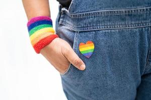 senhora asiática usando pulseiras de bandeira do arco-íris, símbolo do mês do orgulho LGBT, comemora anual em junho social de gays, lésbicas, bissexuais, transgêneros, direitos humanos. foto