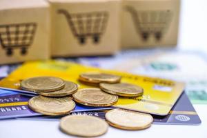 modelo de cartão de crédito e moedas com caixa do carrinho de compras, desenvolvimento financeiro, contabilidade, estatísticas, investimento analítico pesquisa dados economia escritório negócios banco foto