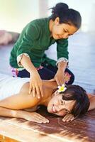 uma mulher obtendo uma massagem em a chão foto