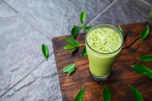 Gelado verde e folhas de chá frescas para a saúde foto