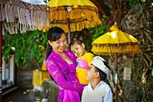 pequeno menina dentro tradicional tailandês roupas foto