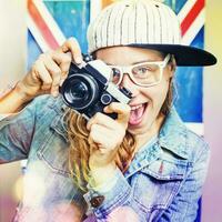 amador estilo retrato do fofa jovem mulher com retro Câmera Instagram filtro aplicado foto