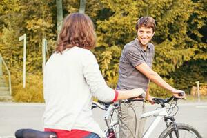 uma homem e mulher estão equitação bicicletas foto