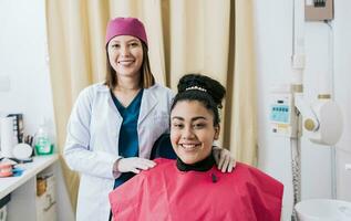 fêmea dentista com satisfeito paciente sorridente às Câmera, fêmea dentista com paciente sorridente amigável. retrato do dentista com paciente sorridente às Câmera dentro escritório foto