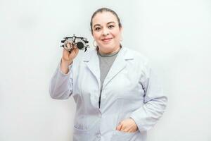 retrato do fêmea optometrista segurando uma bagunça lente isolado. sorridente oftalmologista segurando uma bagunça isolado foto