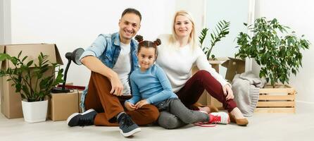 família desembalar cartão caixas às Novo casa foto