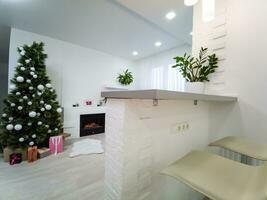 lareira e árvore de natal com presentes na sala de estar foto