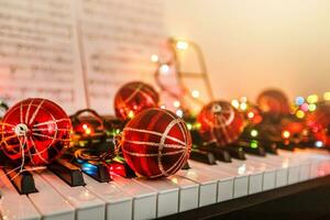 piano teclado com Natal decoração, fechar-se foto