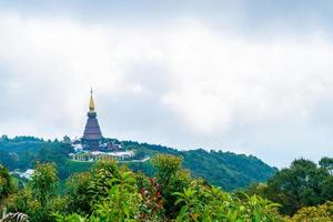 pagode marco no parque nacional de doi inthanon em chiang mai, tailândia.