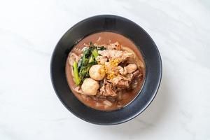 sopa de macarrão de arroz com carne de porco estufada foto