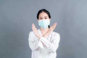 mulher asiática usando máscara médica protege a poeira do filtro pm2.5 antipoluição, antipoluição e covid-19