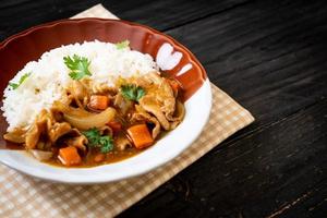 arroz curry japonês com carne de porco fatiada, cenoura e cebola foto