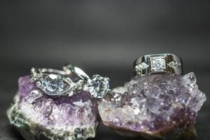 close-up do anel de diamante de noivado. amor e conceito de casamento foto