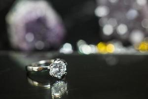 close-up do anel de diamante de noivado. amor e conceito de casamento foto