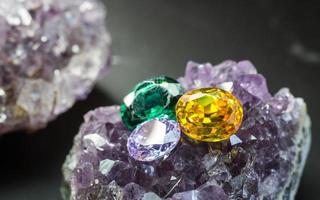 gema de safira natural, joia ou gemas na cor preta brilhante, coleção de muitas gemas naturais diferentes ametista