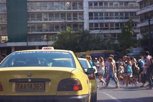 Atenas, Grécia, 12 de julho de 2017 ruas movimentadas de pedestres em Atenas cruzando enquanto os carros aguardam o semáforo vista do carro