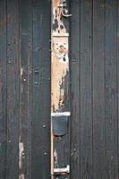 velha porta de madeira quebrada foto