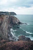 penhasco e praia na costa em bilbao, espanha, destinos de viagens foto