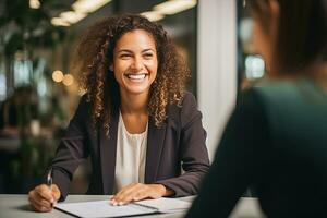 caucasiano fêmea pessoa tendo uma trabalho entrevista com uma africano americano mulher recrutador foto