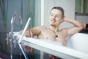 homem desfrutando uma relaxante spa foto