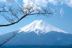 montanha Fuji do neve em topo dentro Japão com azul céu e nuvens Visão fundo foto