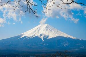 montar fuji, cênico Visão do coberto de neve montanhas contra Claro azul céu foto