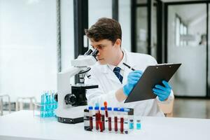 moderno médico pesquisa laboratório. fêmea cientista trabalhando com micro pipetas analisando bioquímico amostras, avançado Ciência químico laboratório foto