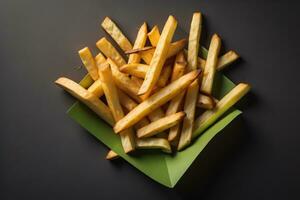 apetitoso francês fritas em a de madeira mesa, fechar-se foto