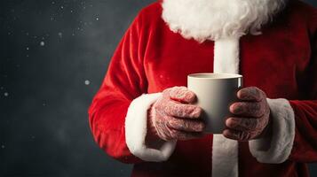 santa claus segurando uma copo do quente beber dentro dele mãos em Sombrio fundo ai gerado foto