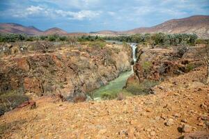 epupa cai em a kuene rio, namíbia-2.jpg foto