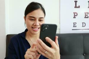 pessoa usando telefone, mulher usando Móvel telefone às casa foto