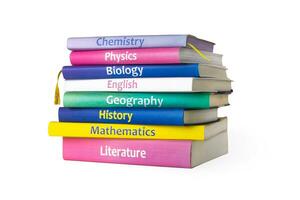 escola colorido livros didáticos isolado em branco fundo. livros estão empilhados. básico escola assuntos matemática, literatura, física química foto