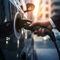 eletrônico carro cobrando estação pára reabastecimento pontos e elétrico carro bateria, mão empurrar botão iniciando poder, ev elétrico carro do a futuro, ambientalmente amigáveis energia foto