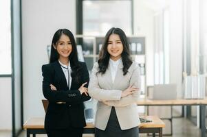 retrato de empresários de sucesso trabalhando juntos em home office. conceito de inicialização de trabalho em equipe de casal foto