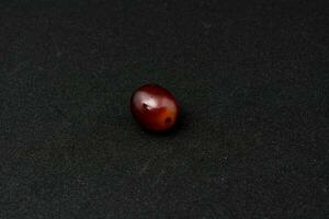 vermelho uvas, mordida marcas Preto fundo foto