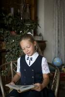 primário escola garota, dentro escola uniforme foto