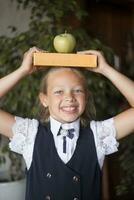 primário escola garota, dentro escola uniforme foto