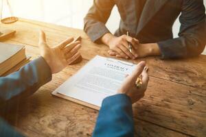 contrato do venda estava colocada em a mesa dentro a advogado escritório Porque a companhia contratado a advogado escritório Como uma legal orientador e elaborado a contrato tão este a cliente poderia placa a certo contrato. foto