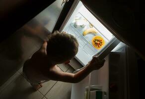 pequeno com fome Garoto às noite foto