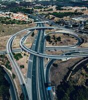 aéreo zangão Visão do uma ampla rodovia auto-estrada interessante junção com em rampas e fora rampas foto