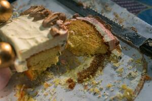 fatia do delicioso aniversário bolo em prato em branco mesa em luz fundo com borrado fundo foto