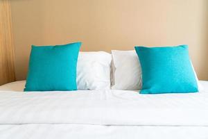 linda e confortável decoração de travesseiros na cama no quarto
