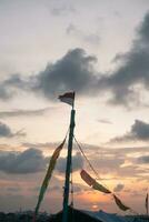 a barco mastro, em topo do que a indonésio bandeira é acenando, Como crepúsculo chega com lindo tarde nuvens. foto