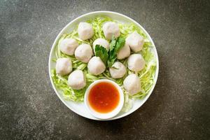 bolinho de peixe cozido com molho picante foto