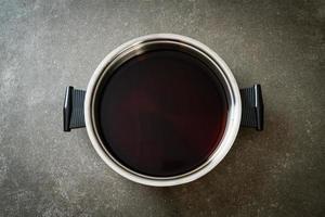 sopa preta em panela quente para shabu ou sukiyaki - comida japonesa foto