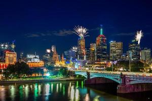 fogos de artifício de ano novo em melbourne, austrália foto