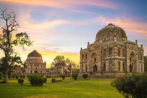 bara gumbad no jardim lodi em delhi, índia foto