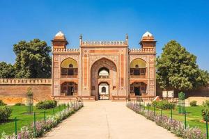 portão da frente da tumba de itimad ud daulah em agra, índia foto