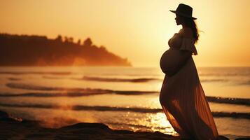 grávida mulher silhueta em mar praia, futuro mãe esperando nascimento do bebê, mulher com grávida barriga caminhando em litoral, expectante mãe ao ar livre banho de sol, generativo ai foto